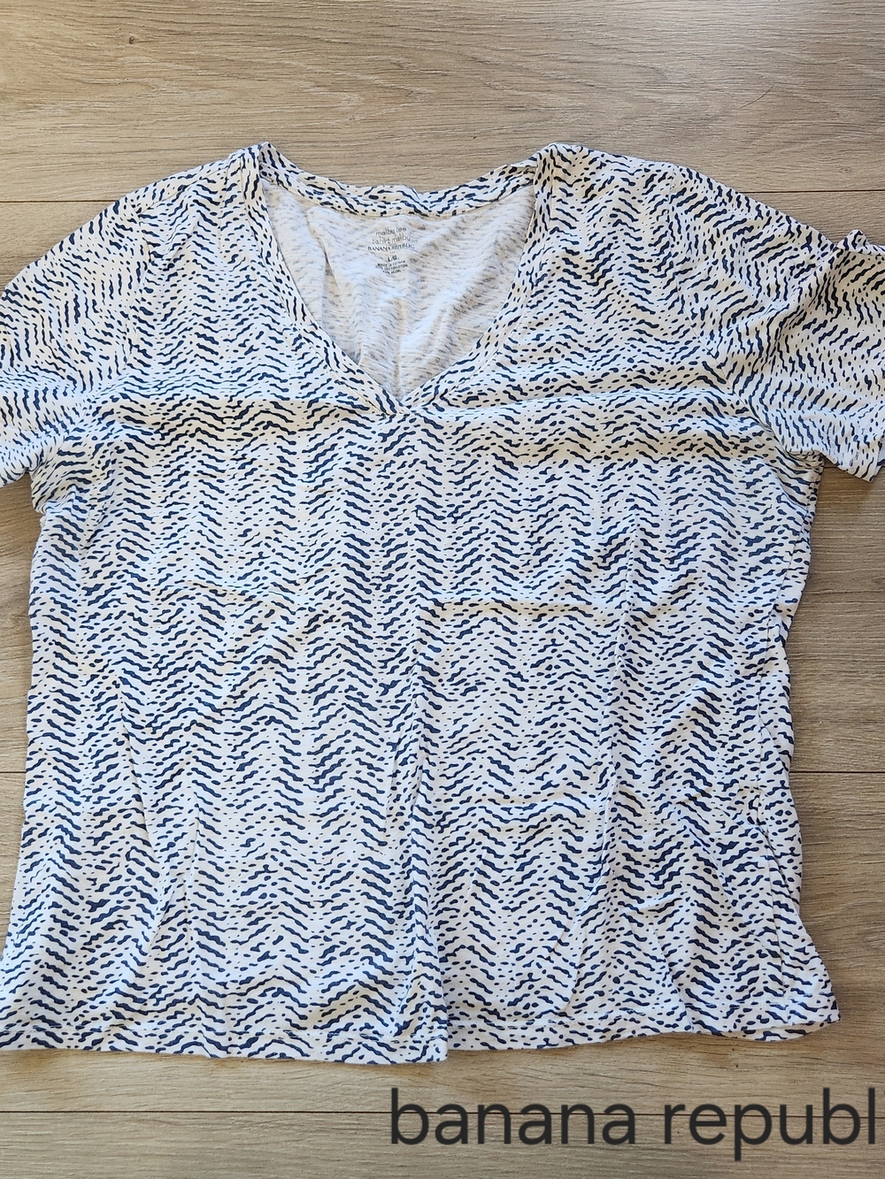 Banana Republic White V-Neck Short Sleeve Top with Navy Chevron Dots